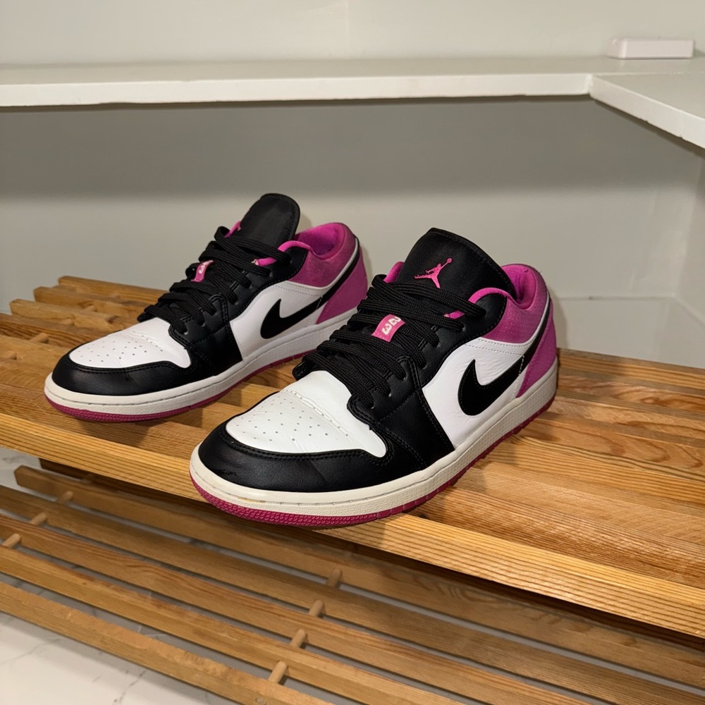 Nike Black and Pink Sneakers Low-Cut Design